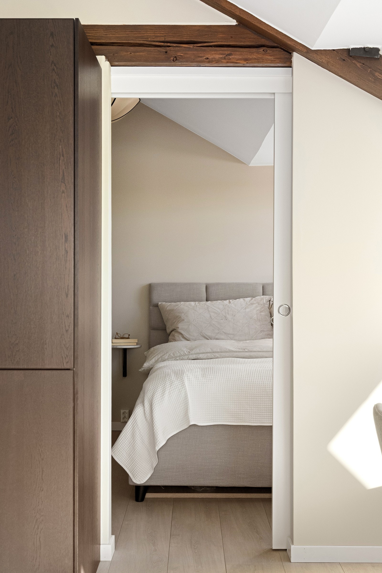 Fra kjøkkenet inn mot hovedsoverommet Galleribilde