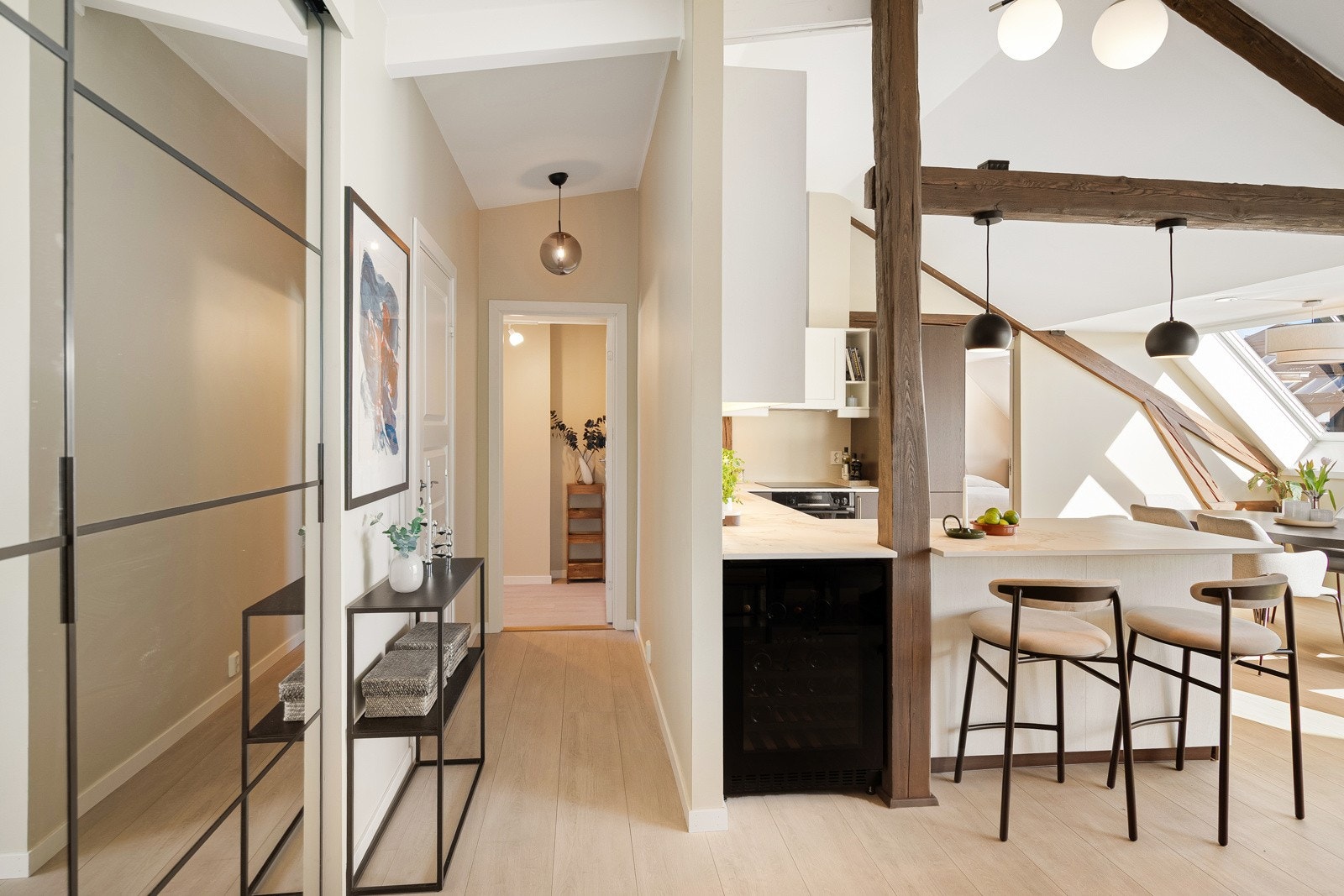 Gulv avrettet med avrettingsmasse i entré, stue, kjøkken, og hovedsoverom Galleribilde