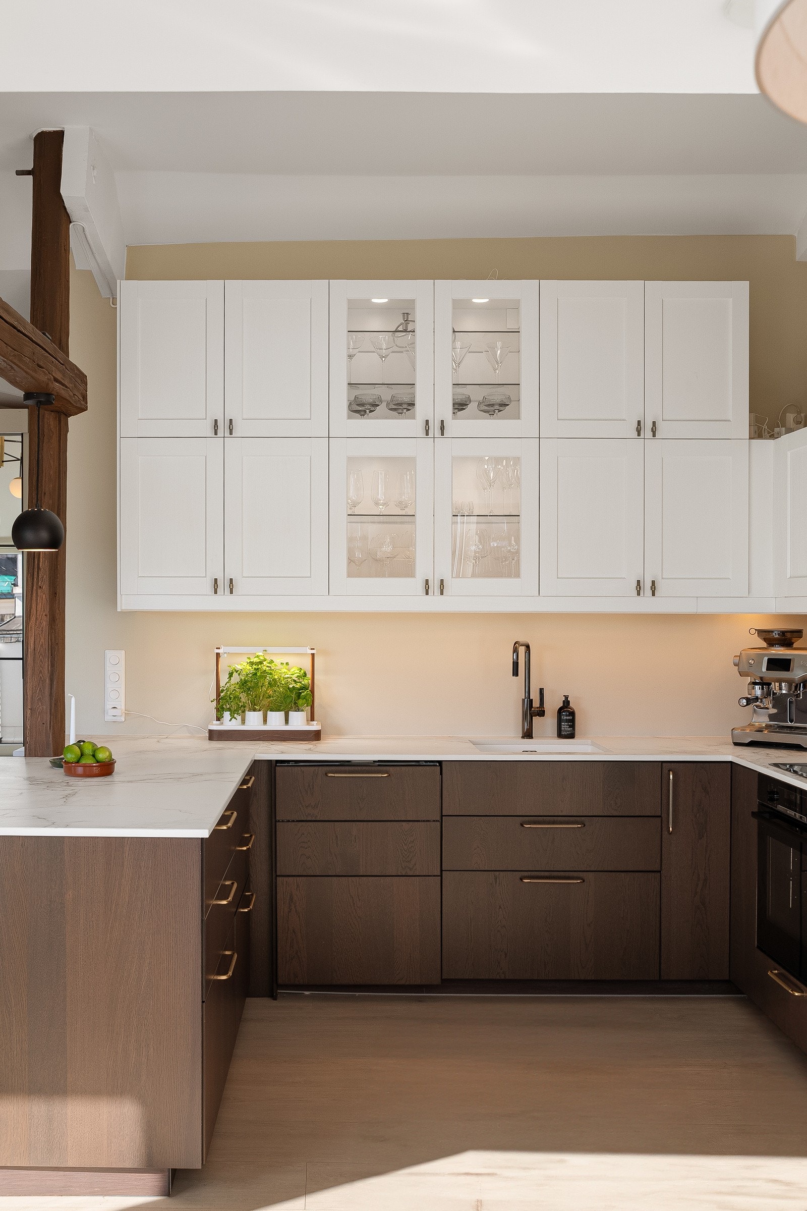 Kjøkkenet er utstyrt med integrert ovn, kjøl/ frys og oppvaskmaskin. Integrert vinskap. Galleribilde