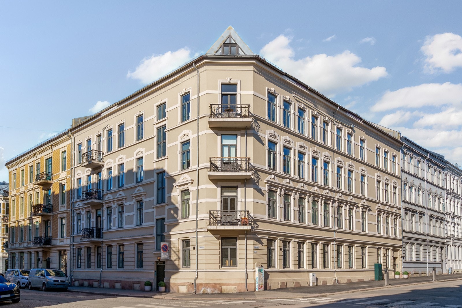 Velholdt, klassisk hjørnegård fra 1898 med svært attraktiv beliggenhet på hjørnet av Odins gate og Gimleveien Galleribilde