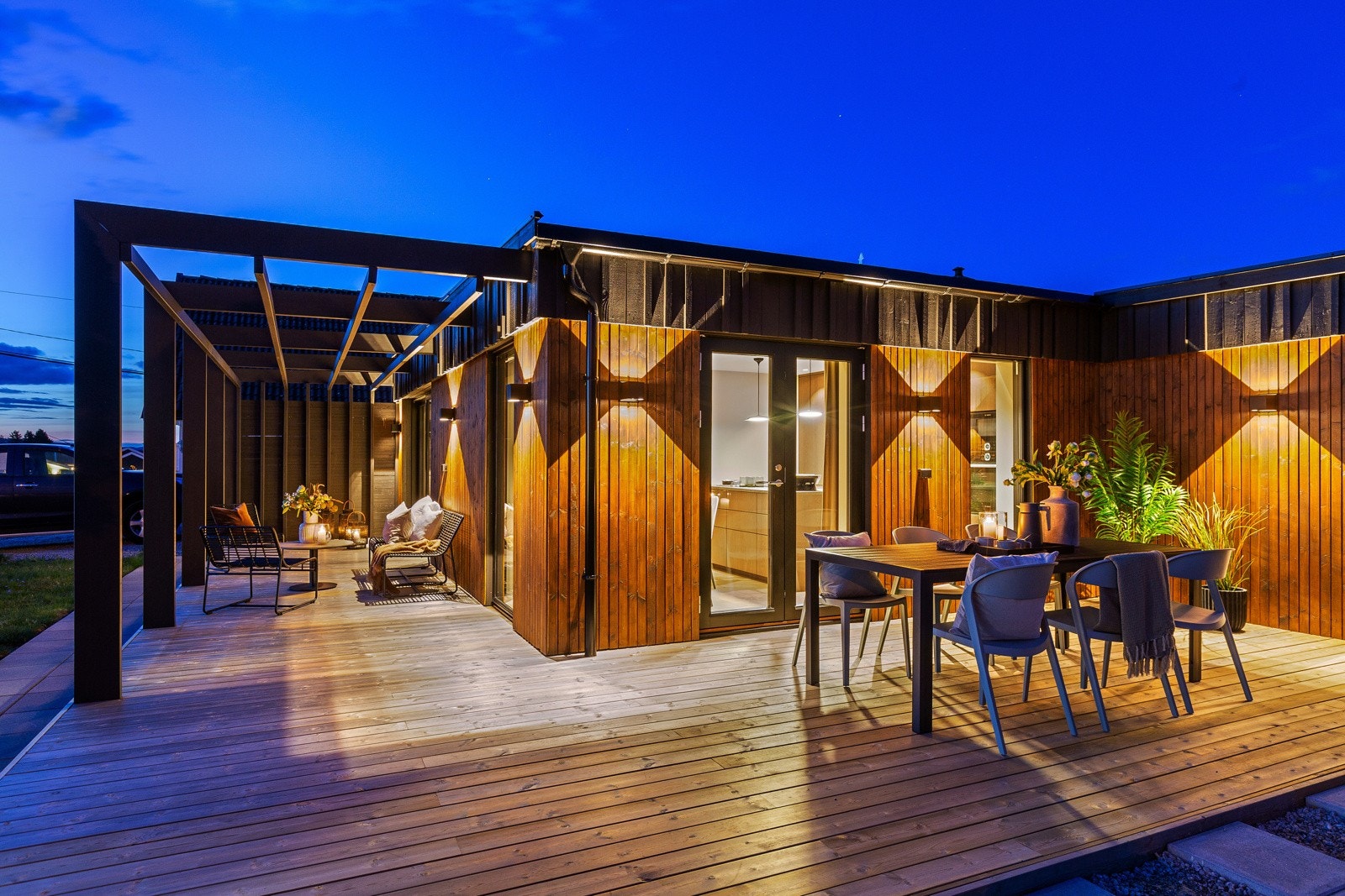 Hyggelig kveldsstemning på terrassen- Velkommen til Saturnveien 52! Galleribilde