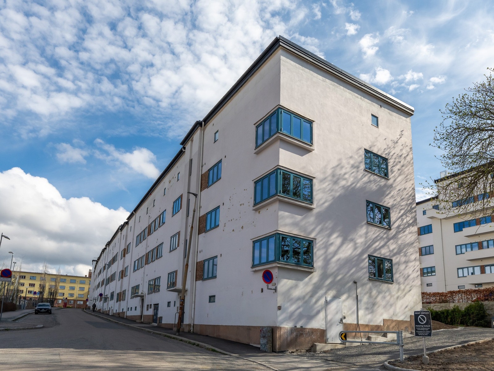 Her ser du hvor høyt oppe leiligheten ligger i byggets 1. etasje på hjørnet. Galleribilde