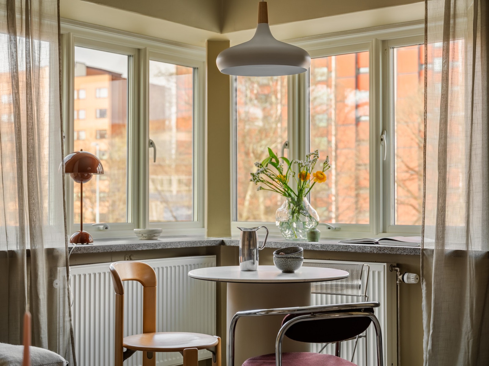 Dette er en lys og innbydende 2-roms hjørneleilighet med en skjermet og tilbaketrukket beliggenhet i grønne omgivelser på Torshov. Galleribilde