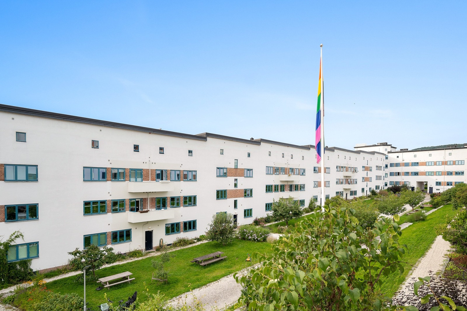 Borettslaget har en pent opparbeidet bakgård til stor glede for beboerne. Fra leiligheten er det enkel, direkte utgang gjennom felles oppgang. Galleribilde