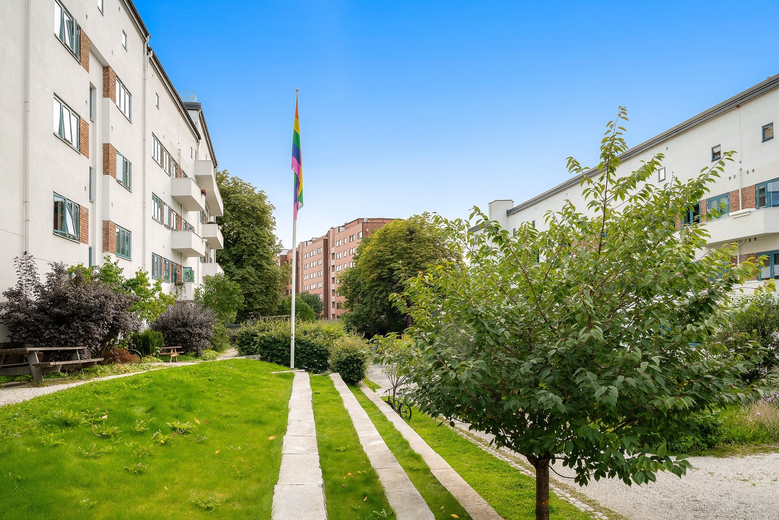 Funkisgården er et veldrevet, inkluderende og hyggelig borettslag. Beboerne opplever det som et trivelig og trygt sted å bo. Galleribilde