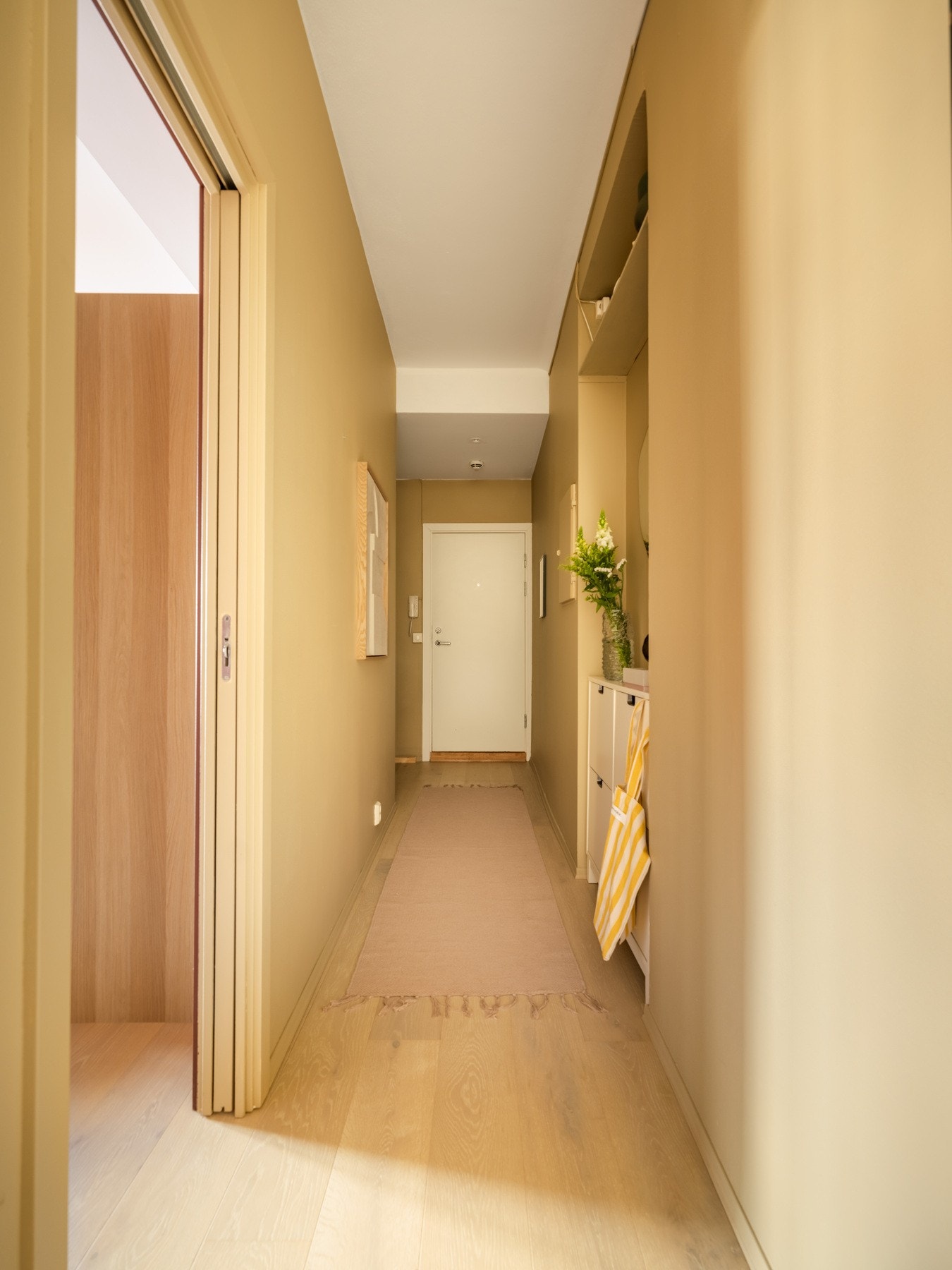 Døren til venstre i bildet tar oss inn på soverommet. Galleribilde