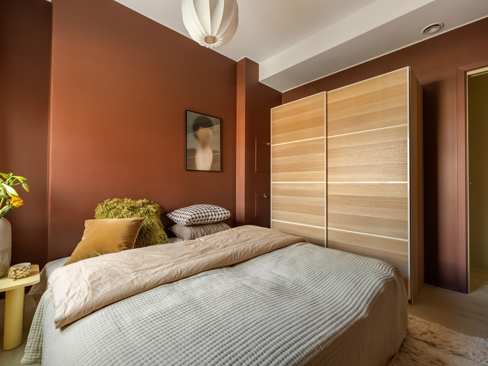 Den praktiske og romslige skyvedørsgarderoben sørger for god oppbevaring av det du måtte trenge og medfølger leiligheten. Galleribilde