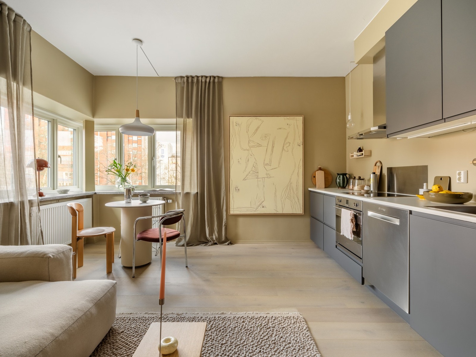 Her får du verdifulle kvaliteter som god takhøyde på 2,78 m og store vindusflater som slipper inn mye naturlig dagslys. Spisebordet finner sin naturlige plass ved vinduet. Galleribilde