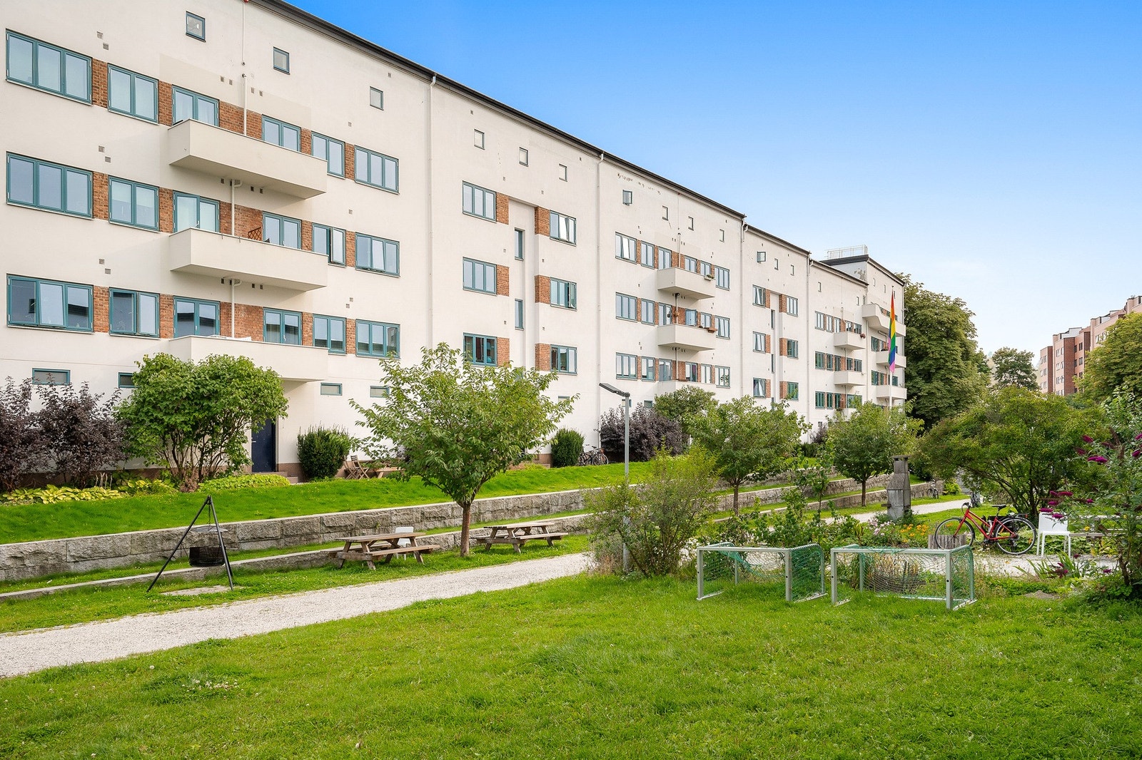 Her er det store grøntområder, hyggelig beplantning, interne gangveier og oppbygd steinmur. Galleribilde