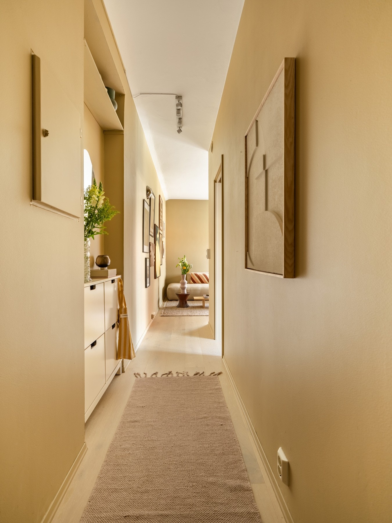 Slik ser det altså ut når du kommer hjem: Et godt førsteinntrykk, med andre ord. Det er god plass til oppheng av klær og plassering av sko. Galleribilde