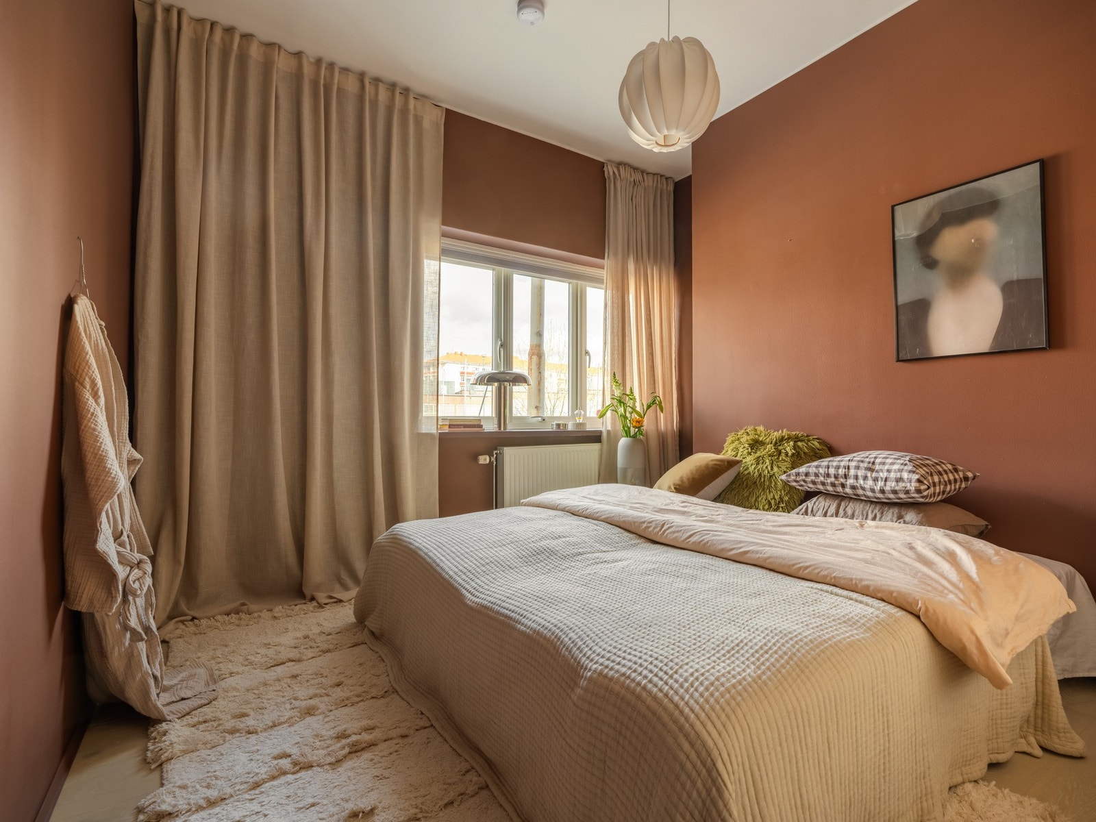 Leiligheten har et stort og hyggelig soverom med god plass til dobbeltseng og tilhørende nattbord. Galleribilde