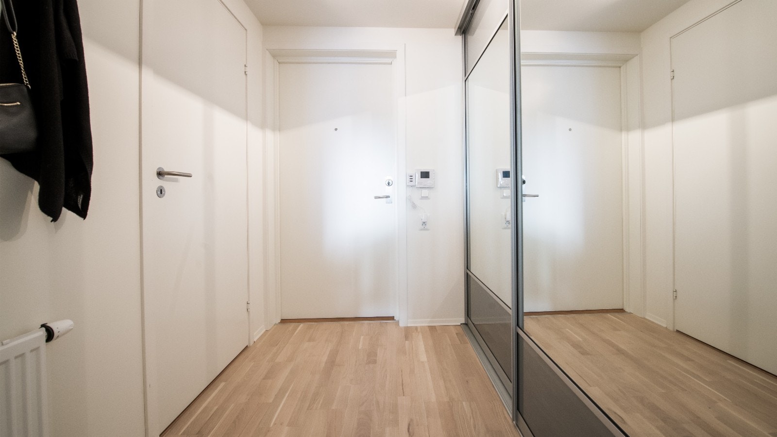 I denne leiligheten er det ikke skyvedørsgarderobe i gangen. Galleribilde