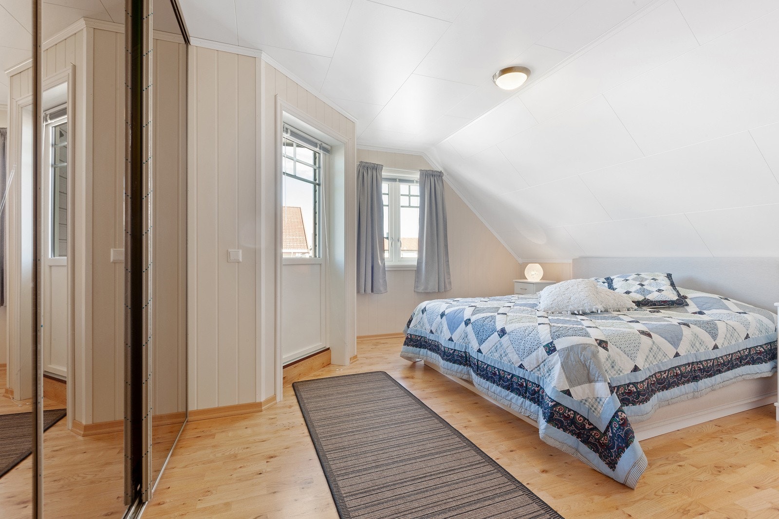 Soverom 1 med utgang til veranda Galleribilde