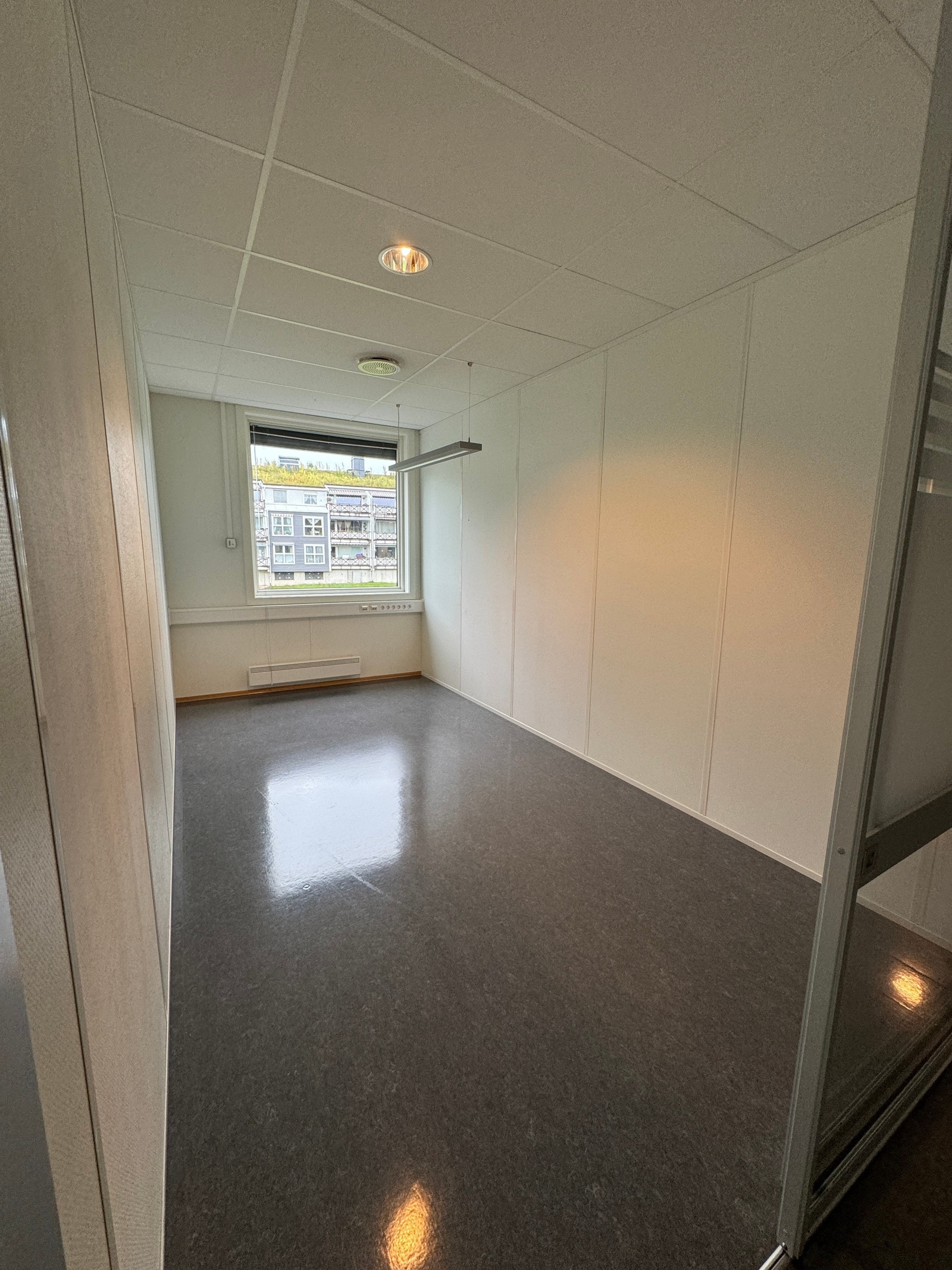 Ledig næringsareal i 2.etasje
Hyggelig lyst cellekontor Galleribilde