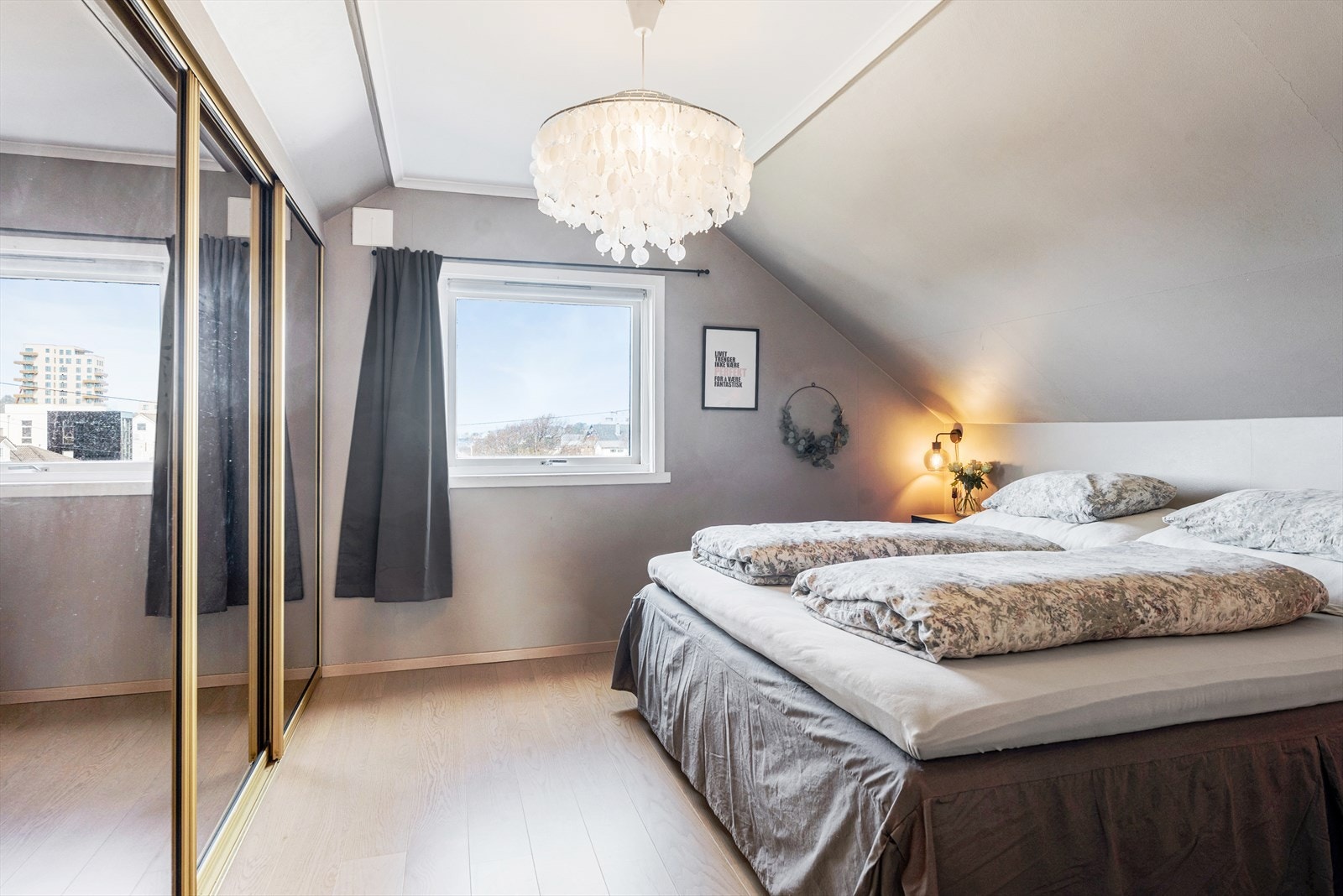 Stort og godt hovedsoverom med plass til dobbeltseng og tilhørende nattbord Galleribilde