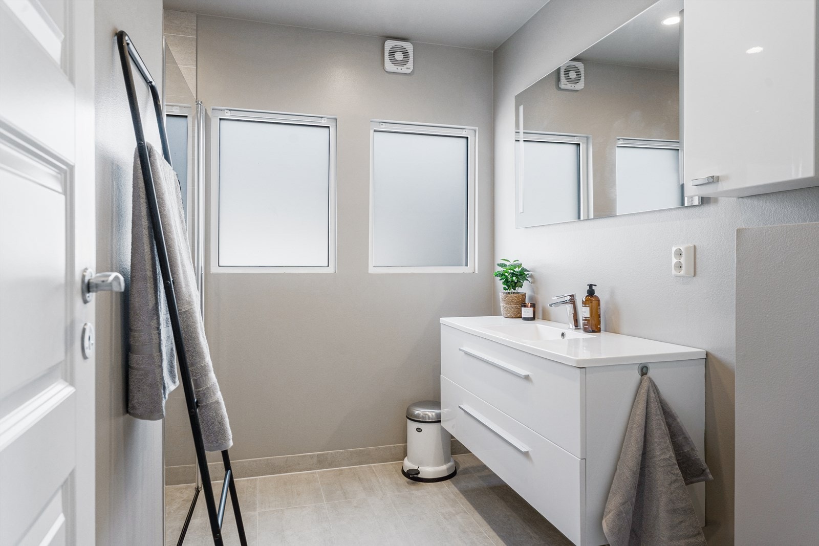 Flott bad i hovedetasjen som ble pusset opp i 2014 Galleribilde