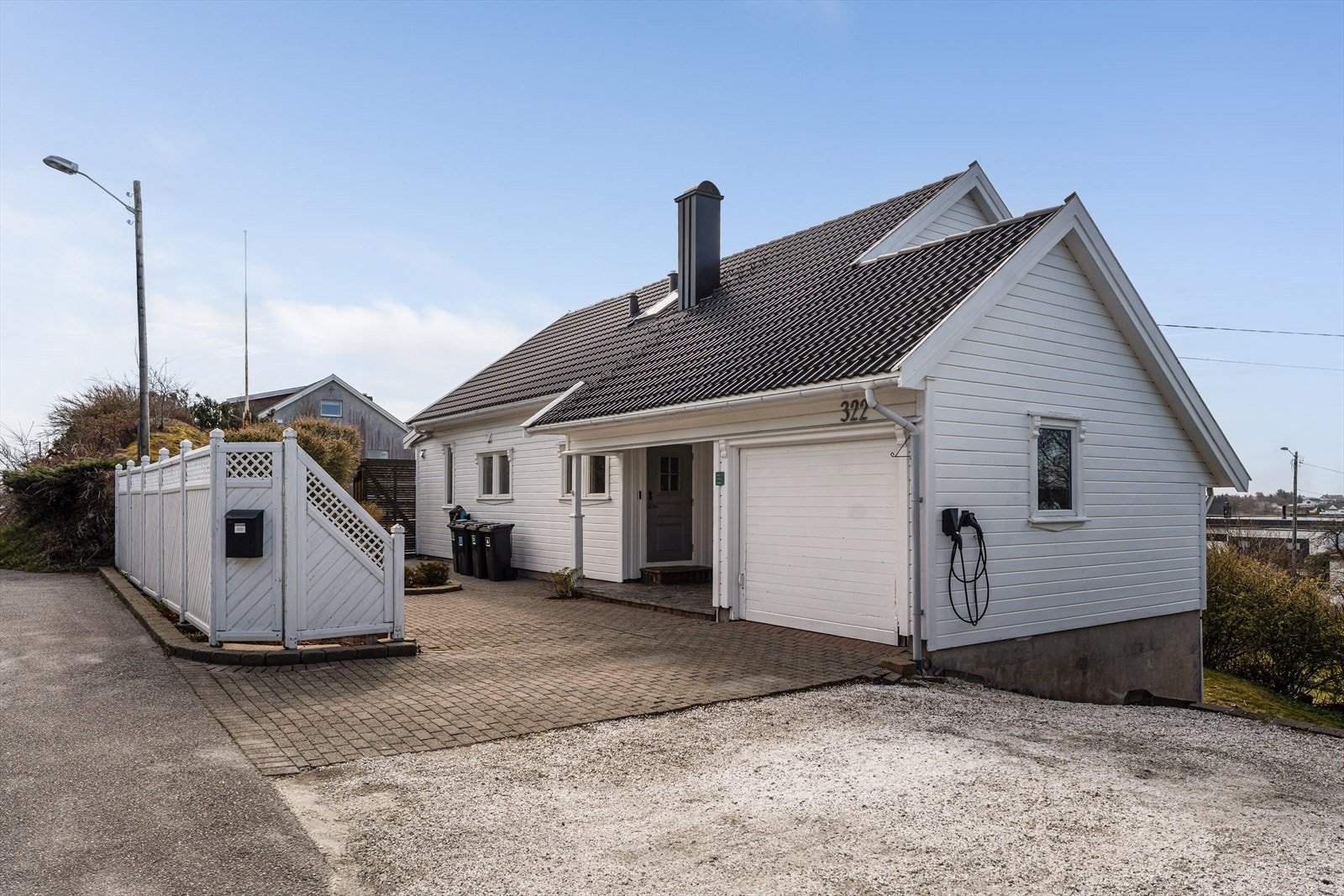 Eiendommen har parkering i gårdsrom med elbillader eller i garasje Galleribilde