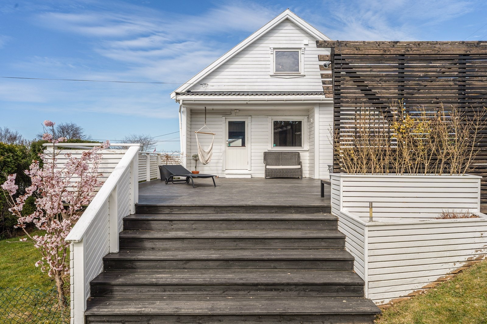 Stor og herlig terrasse med pergola og gode solforhold (ikke byggemeldt/godkjent) Galleribilde
