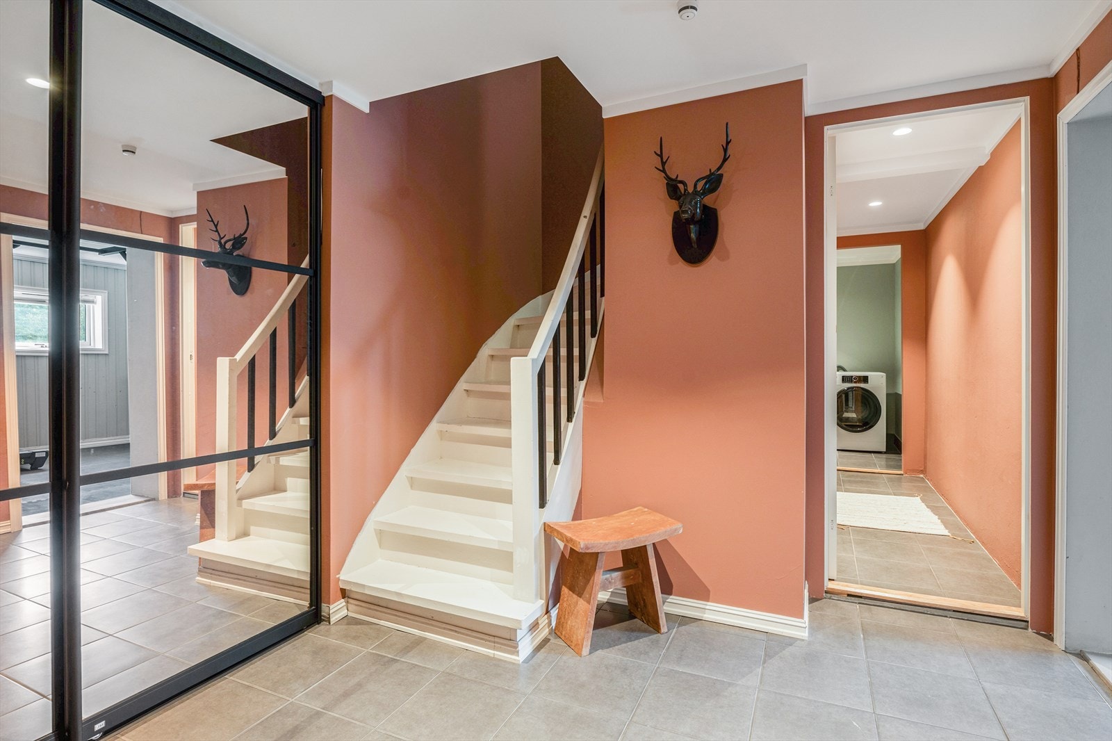 Stor og flott gang i kjelleren med skyvedørsgarderobe Galleribilde