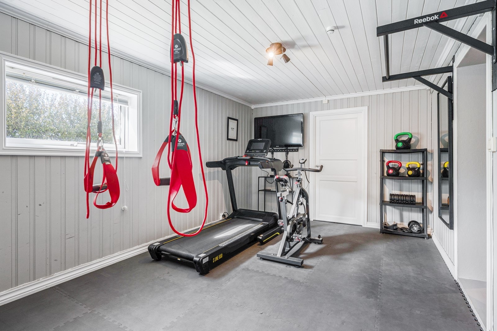 Kjellerstue/tv-stue som i dag benyttes som treningsrom (ikke godkjent) Galleribilde