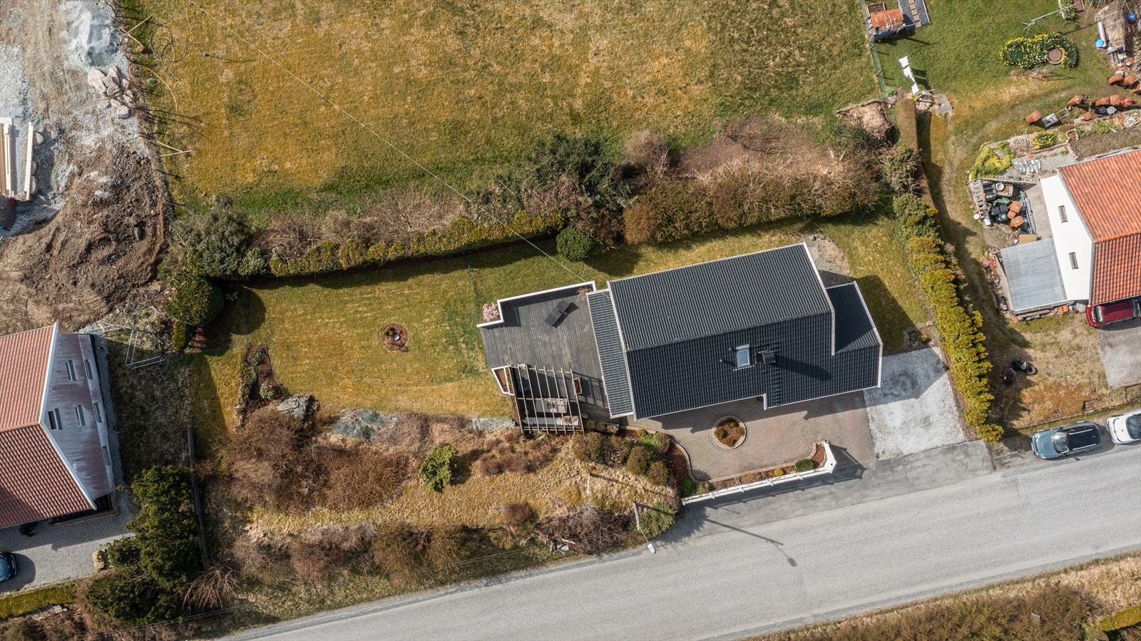 Tomten er pent opparbeidet med romslig hage, stor terrasse med pergola (ikke byggemeldt/godkjent) og flott område med belegningsstein Galleribilde