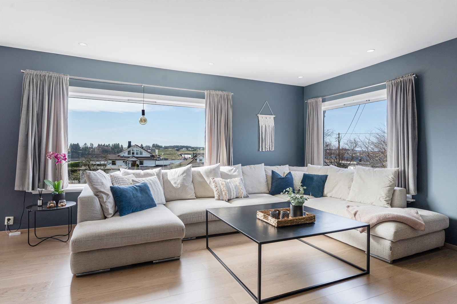 Vegger og tak i stuen ble helsparklet/malt i 2014 og igjen sist i 2018 Galleribilde