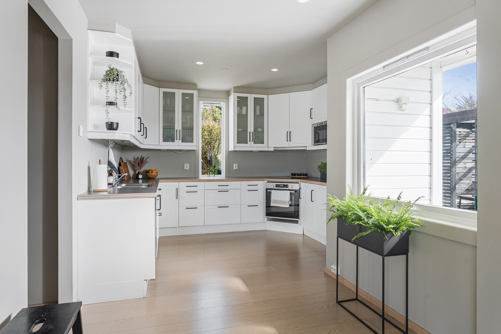 Boligen har et tiltalende IKEA kjøkken med masse skap- og benkeplass Galleribilde