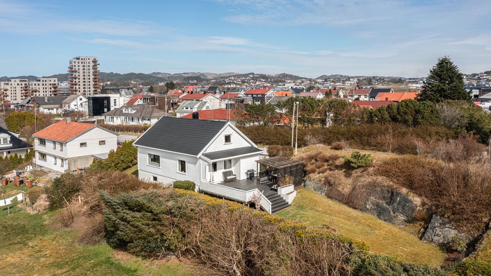 Boligen ligger fint og fritt til på høyde Galleribilde