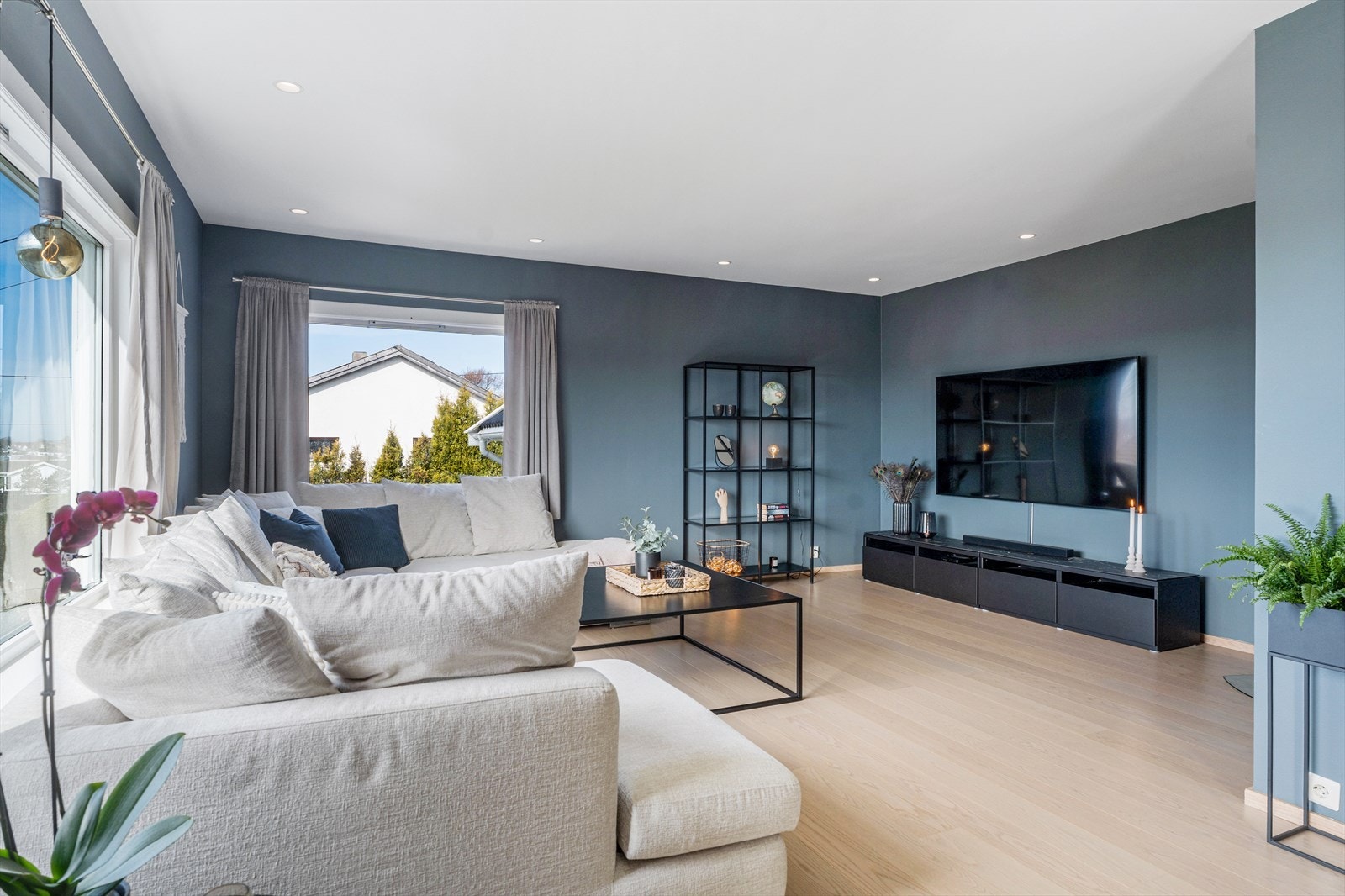 Utstrakt bruk av downlights i taket Galleribilde