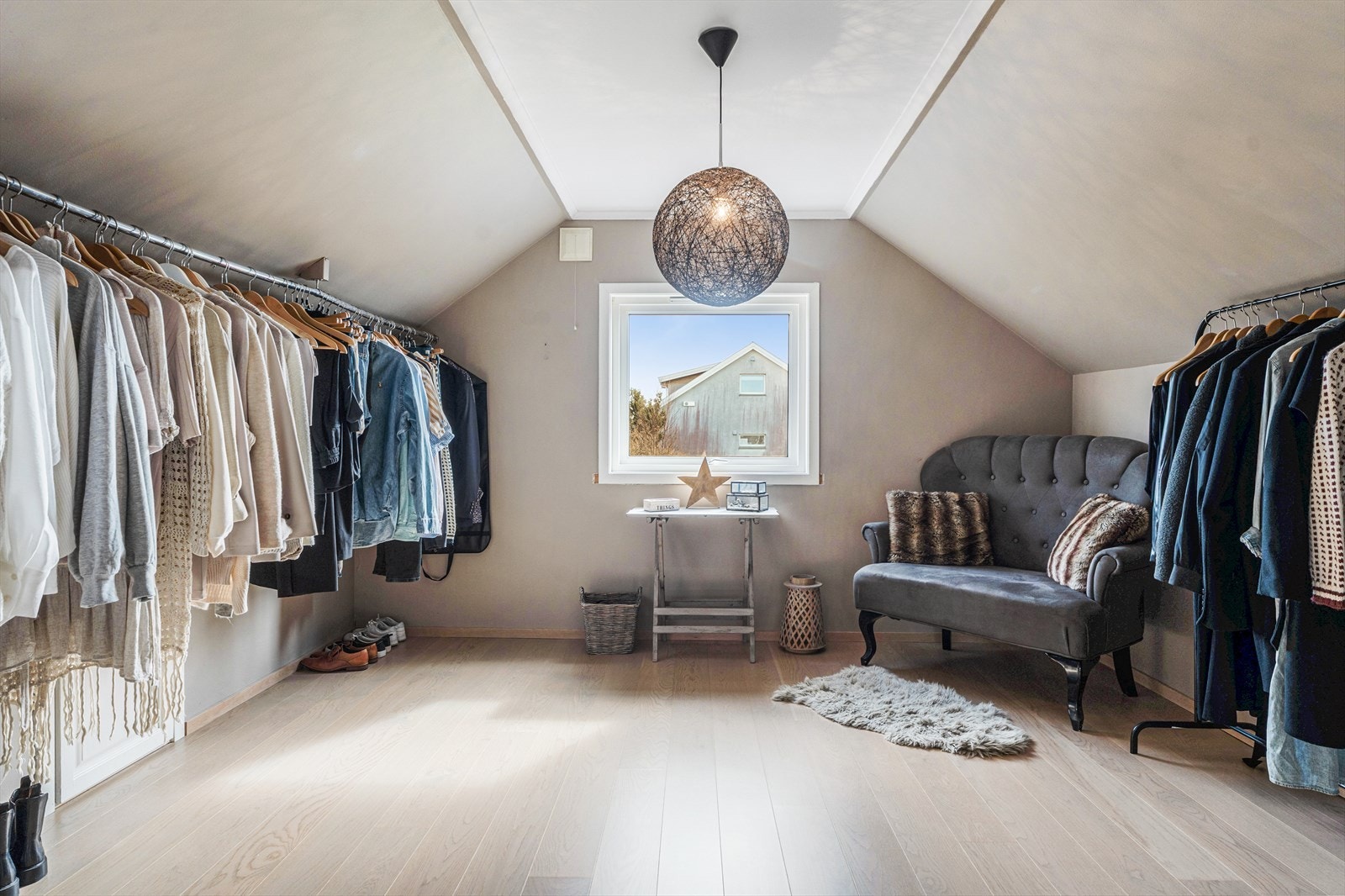 Soverom nr. 2 på loftet er også av god størrelse (benyttes i dag som garderobe) Galleribilde