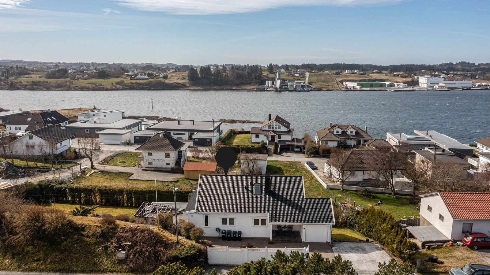 Salhusvegen 322 er en innbydende enebolig som ligger sentralt til på Norheim med flott utsikt til Karmsundet og sjøen Galleribilde