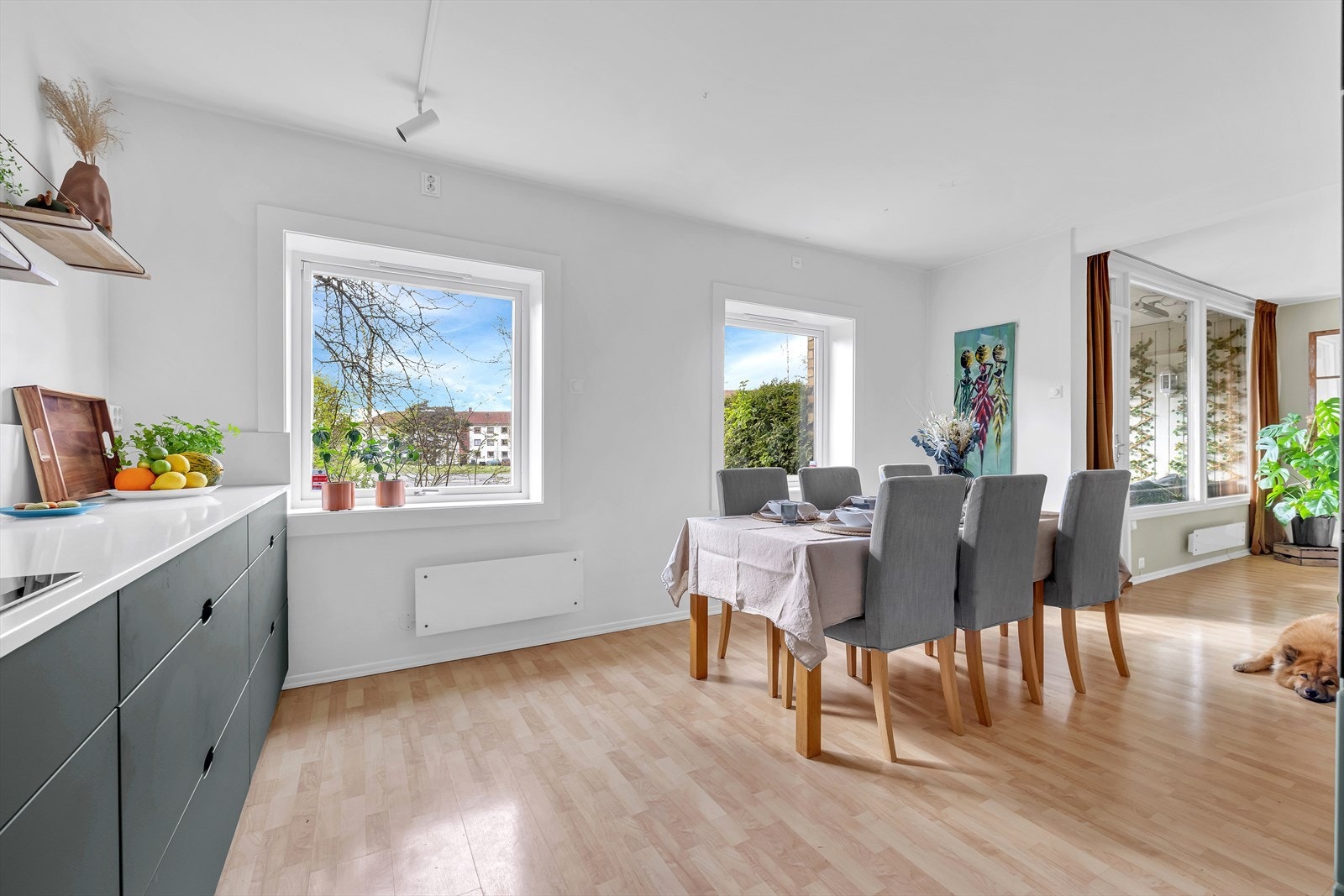 Det store vindusflatene gir mye lys og en god atmosfære. Galleribilde