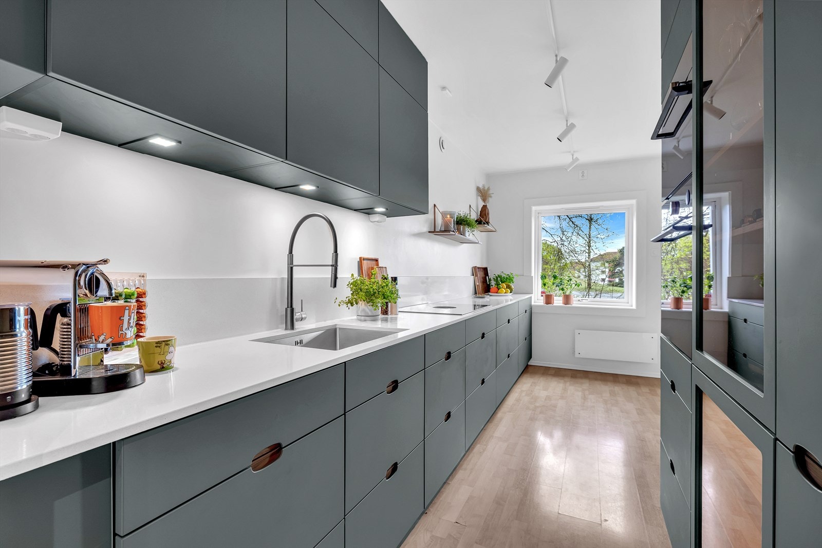 Kjøkkenet har godt med benk- og skapplass. Galleribilde