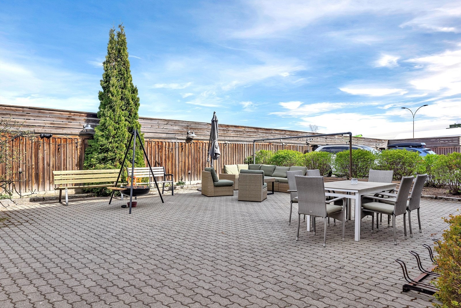 Borettslaget har pent opparbeidede fellesområder med sittegrupper. Galleribilde