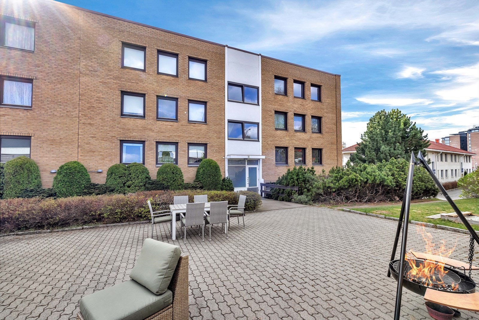 Det er flere sittegrupper, og i tillegg grøntområder med boltreplass for stor og små. Galleribilde