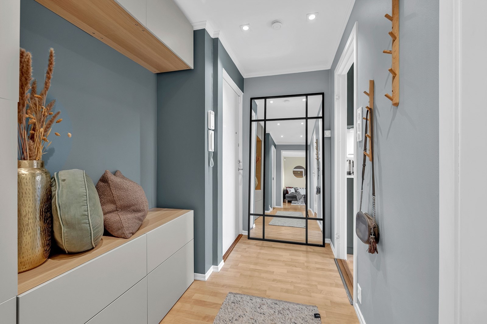 Entré/gang med skap og skuffer for yttertøy og sko. Galleribilde