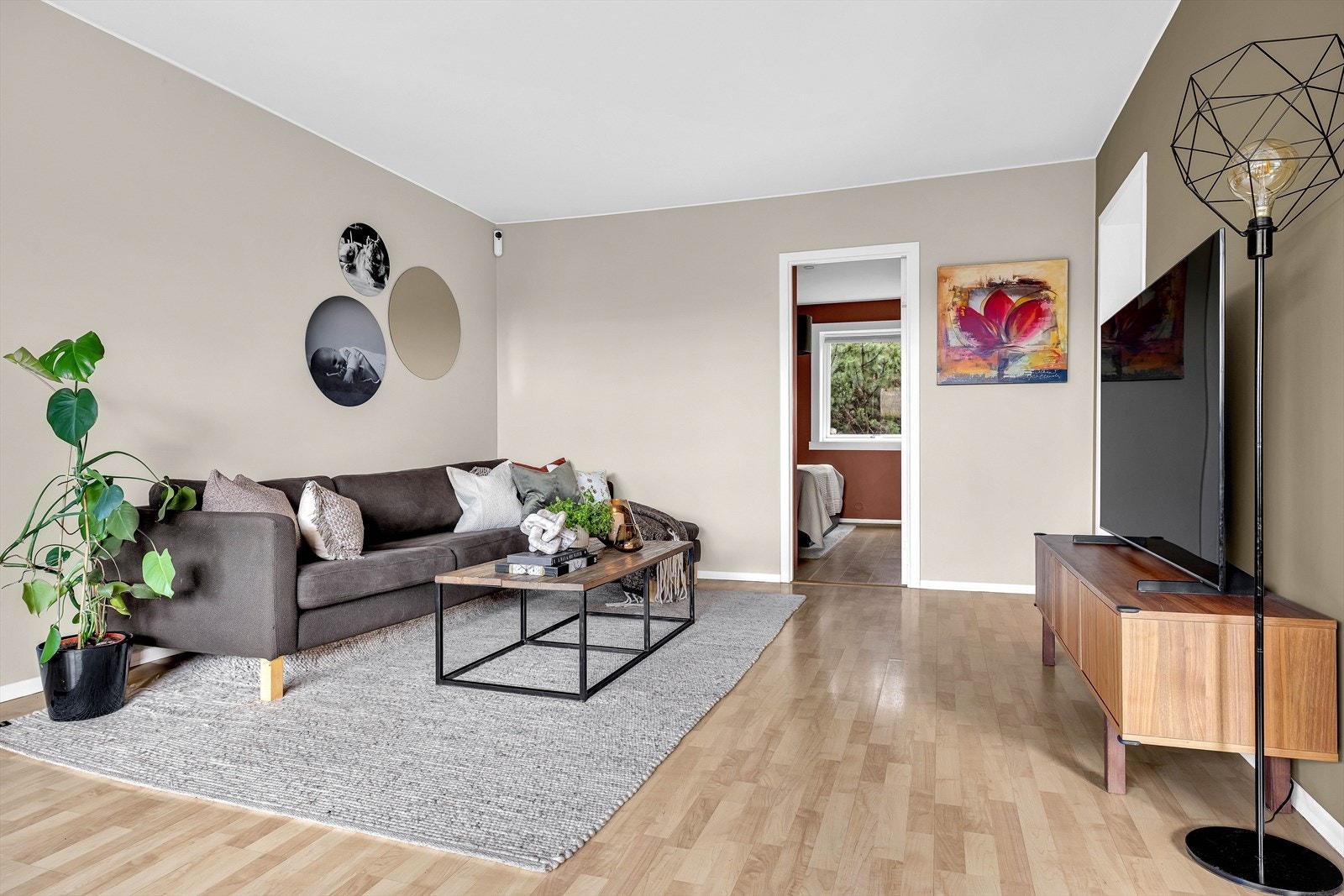 Tidsriktig interiør- og fargevalg i leiligheten. Galleribilde