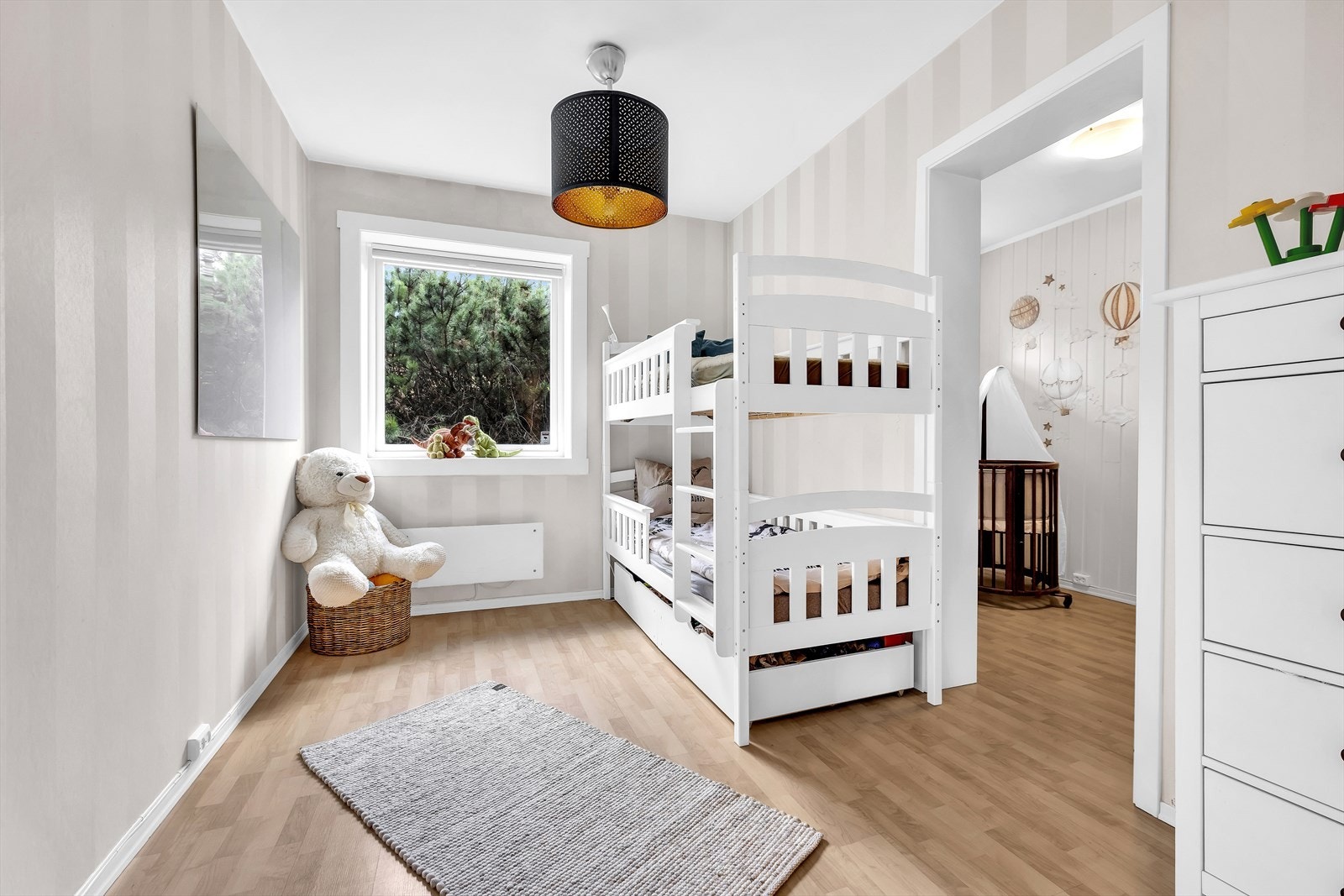 Leilighetens andre soverom er perfekt som barnerom eller gjesterom, her har du også inngang til kontor. Galleribilde