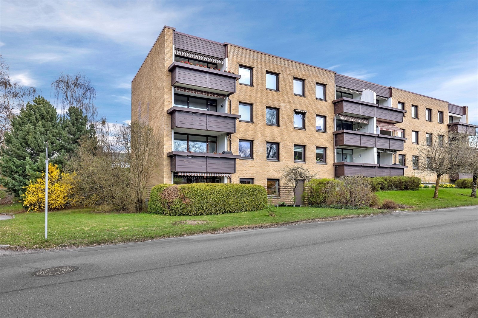 Leiligheten ligger fint plassert i byggets 1. etasje og har lun og skjermet uteplass. Galleribilde