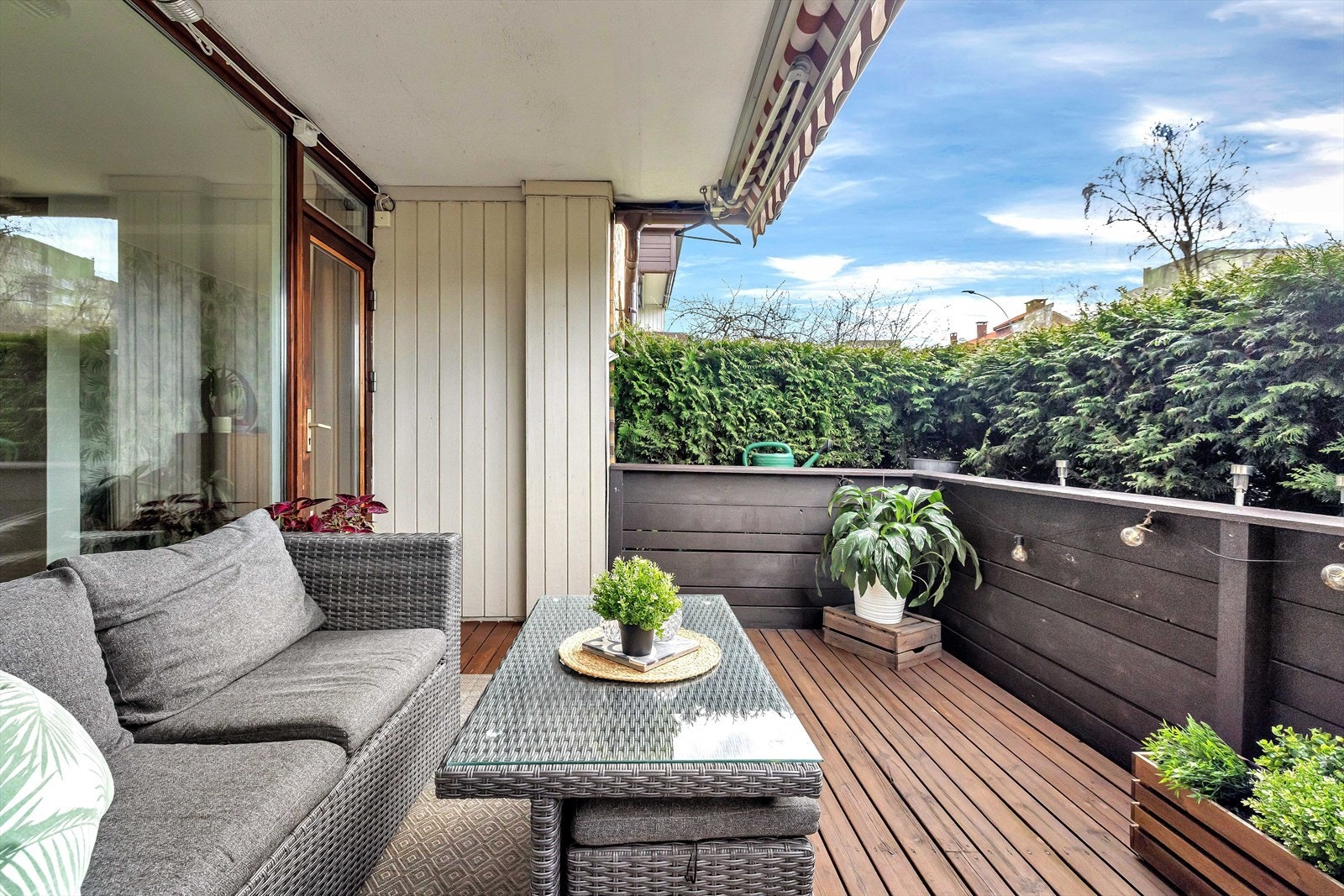 God plass til stor sittegruppe og grill. Skjermet for innsyn. Galleribilde