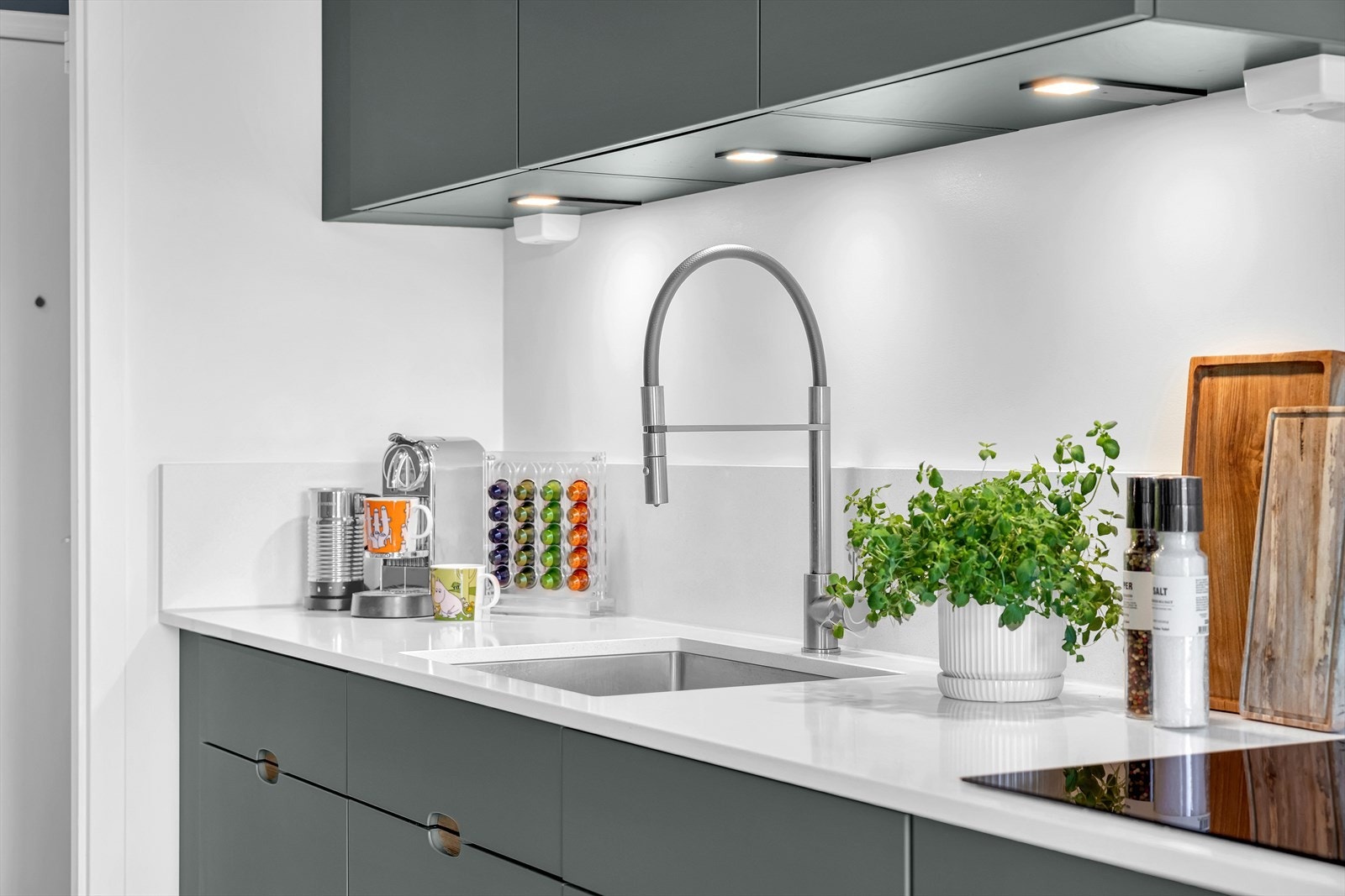 Påkostet kjøkken med flotte materialvalg. Galleribilde