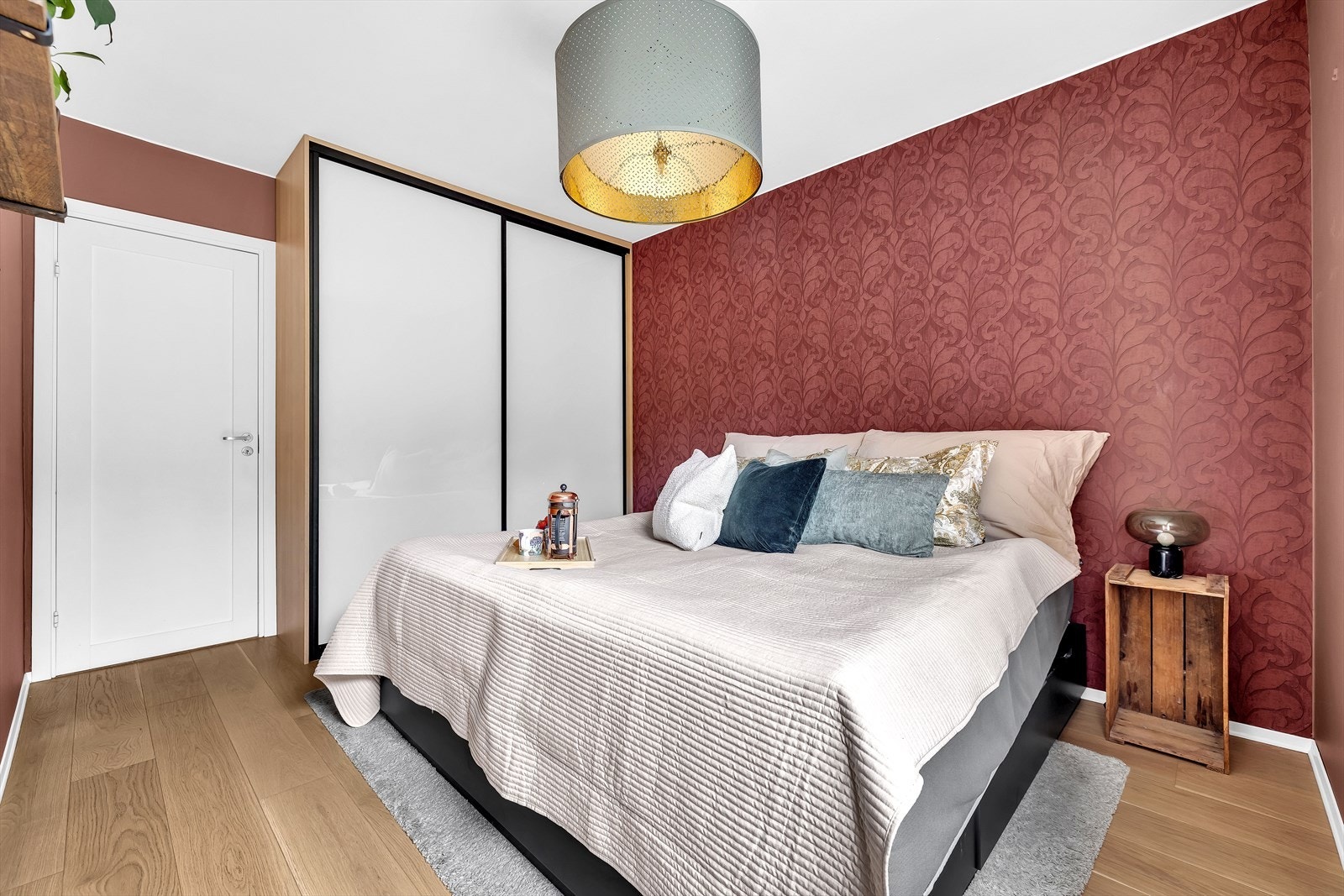 Rommet har god plass til dobbeltseng og stor skyvedørsgarderobe. Galleribilde