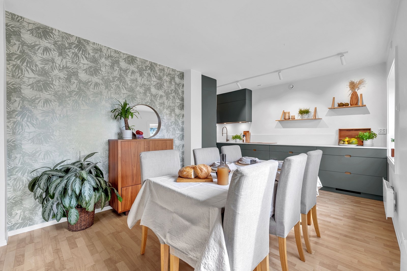 Delvis åpen løsning som gir en sosial og god romfølelse. Galleribilde