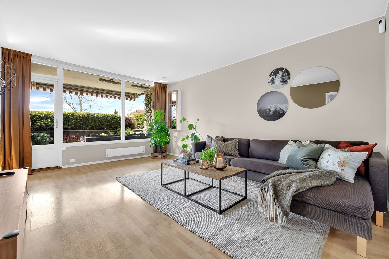 En lys og innbydende 3-roms med solrik markterrasse og parkeringsplass. Galleribilde