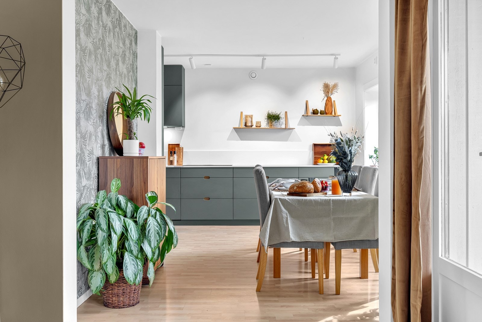 Kjøkken med spiseplass. Galleribilde