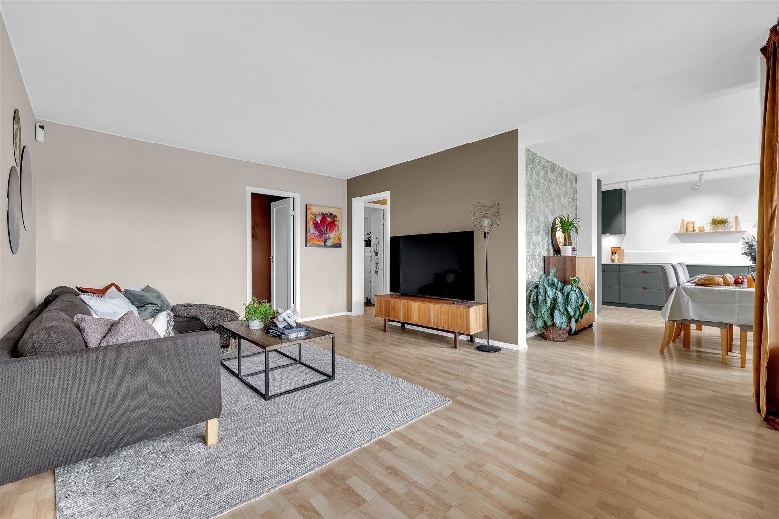 Leiligheten har en lys og romslig stue med plass til flere soner. Galleribilde