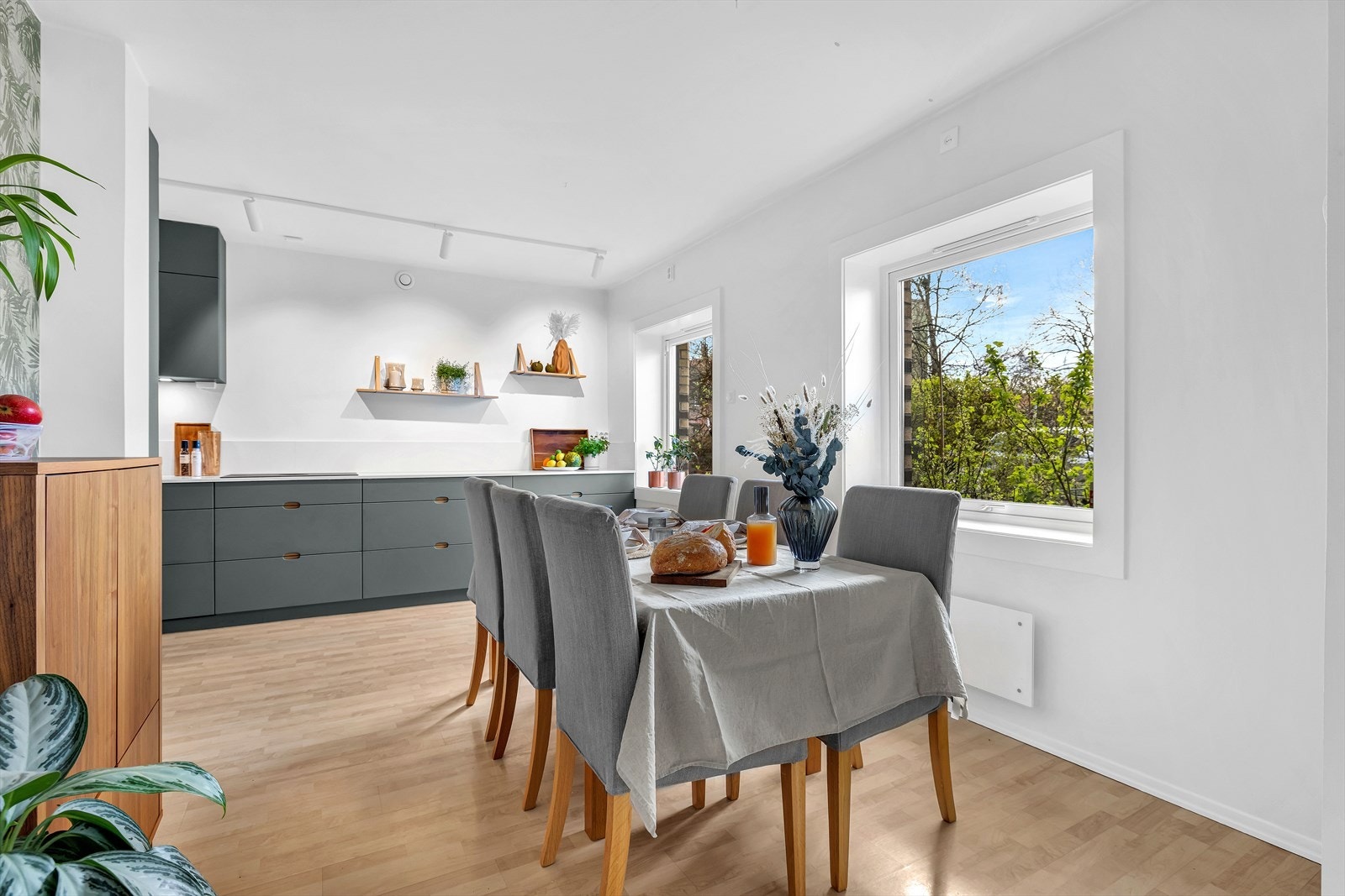 God plass til langbord i tilknytning til kjøkkenet. Utenfor har man mulighet til å ha en liten kjøkkenhage om ønskelig. Galleribilde