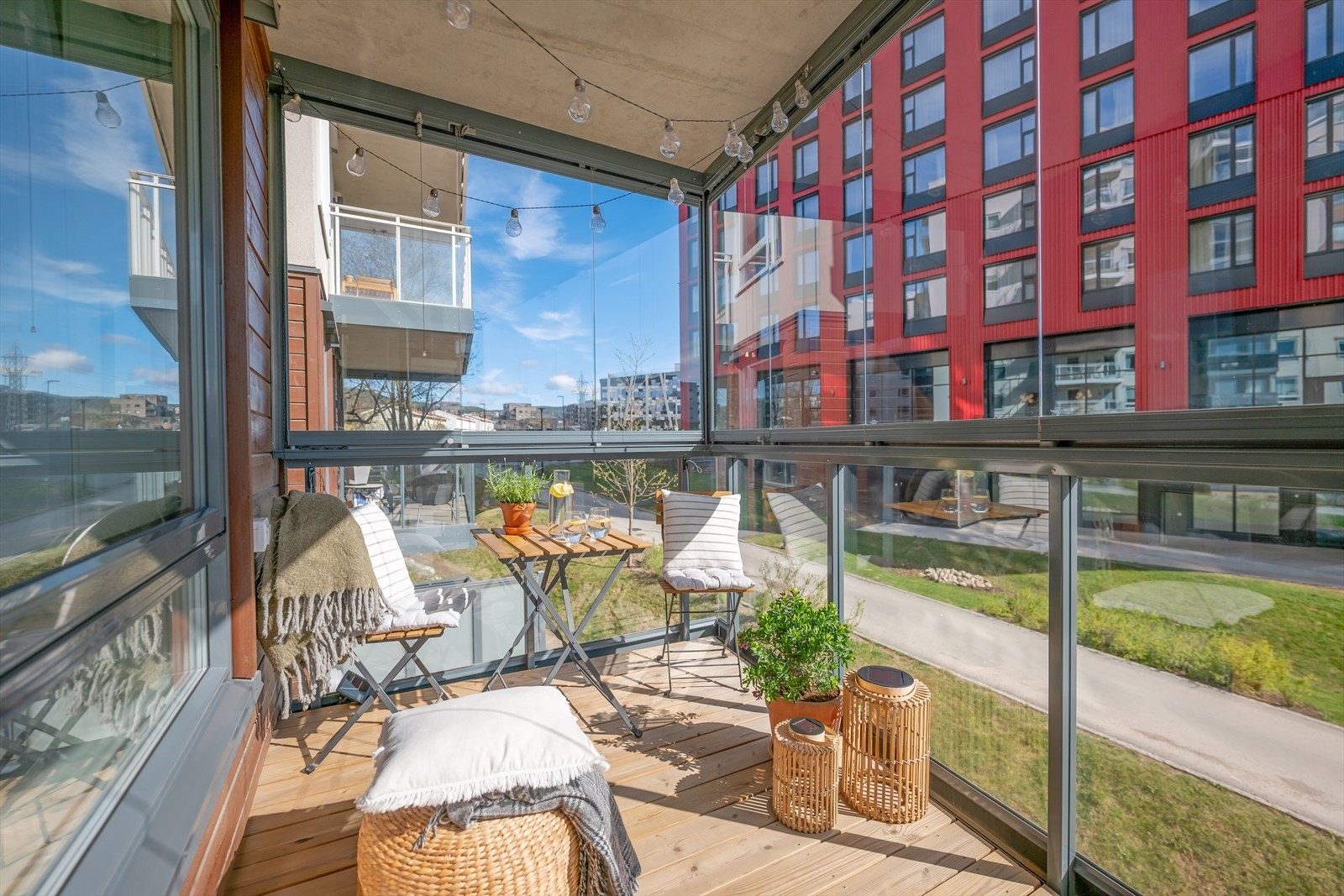 Stor og romslig innglasset balkong på 7kvm! Galleribilde