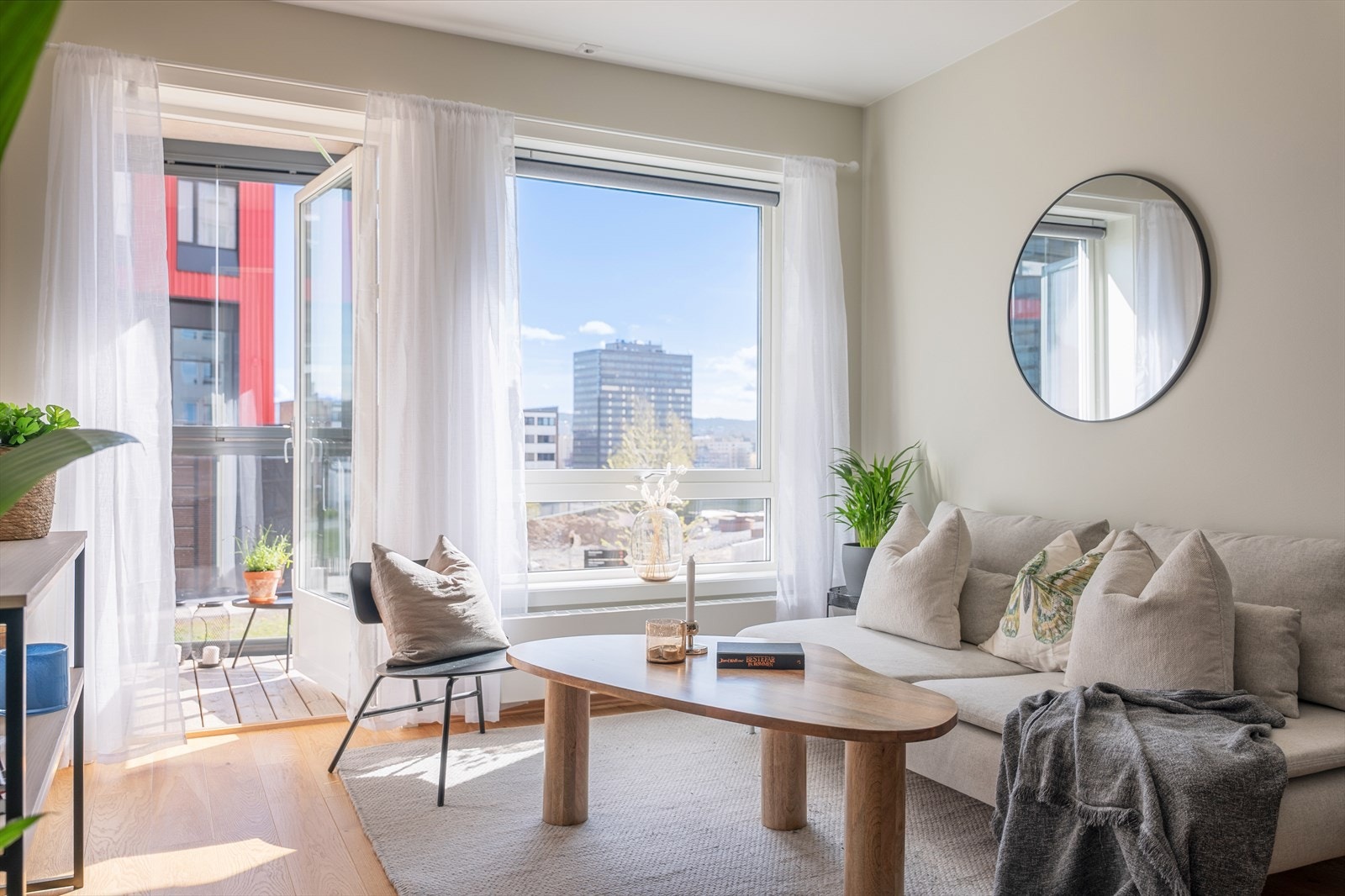 Leiligheten er malt i lyse og moderne fargetoner som skaper en hyggelig atmosfære. Galleribilde