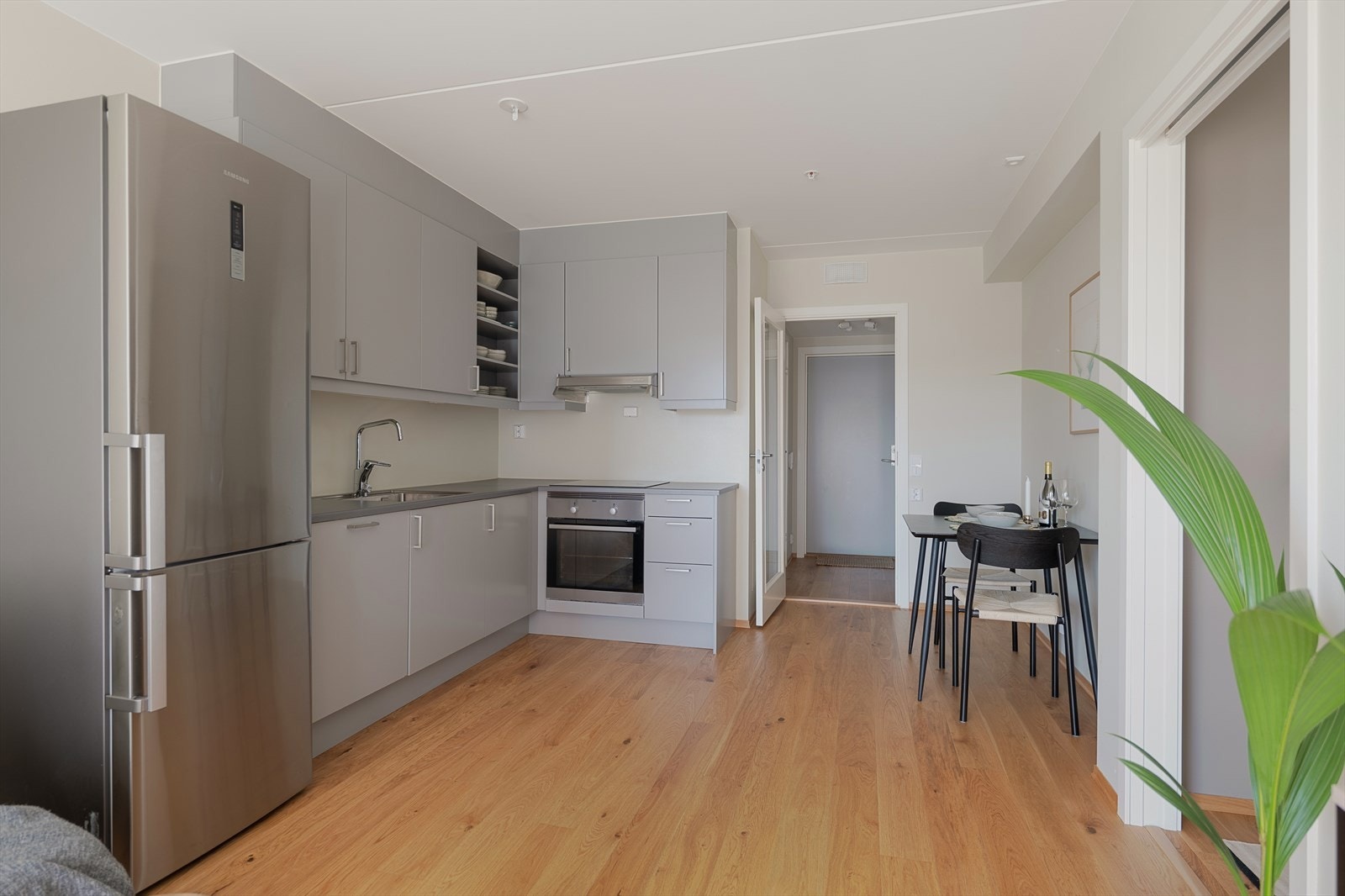 Elegant kjøkkeninnredning med god plass til alt du trenger. Galleribilde